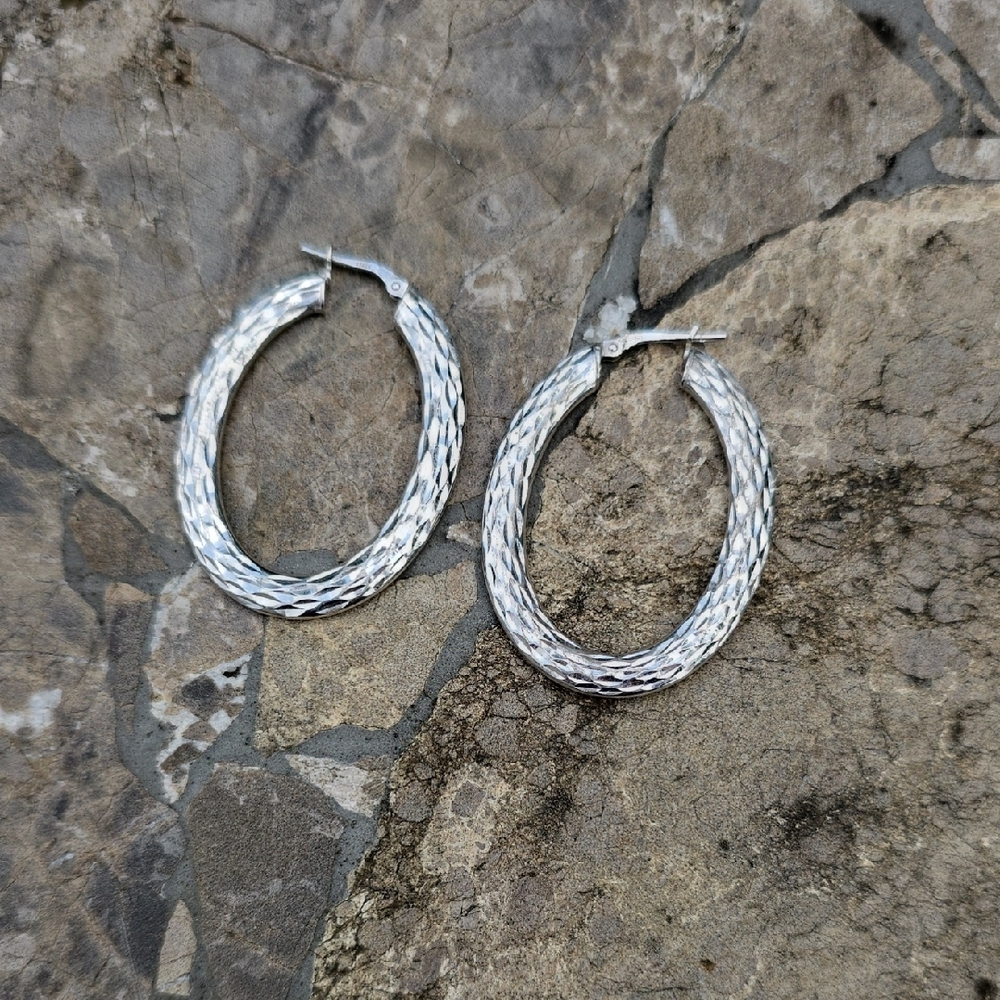 Silver Textured Hoop Earrings Jewelry - Picture 4 of 4